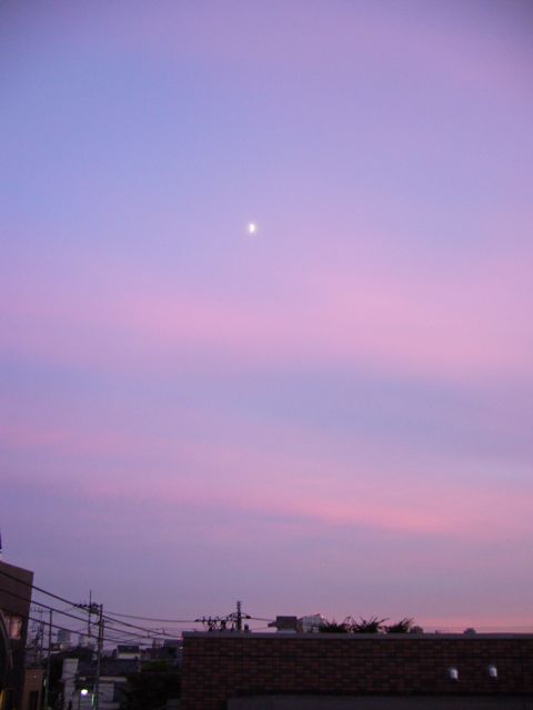 ピンク色の空に浮かんだ月 風の時代にチューニングする